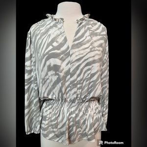 Simply Vera Gray and White Long Sleeve Animal Print Peplum Hem Blouse